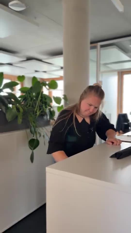 Social Media Agentur Monkeyreels beim Reel-Dreh am Büroempfang eines Kunden