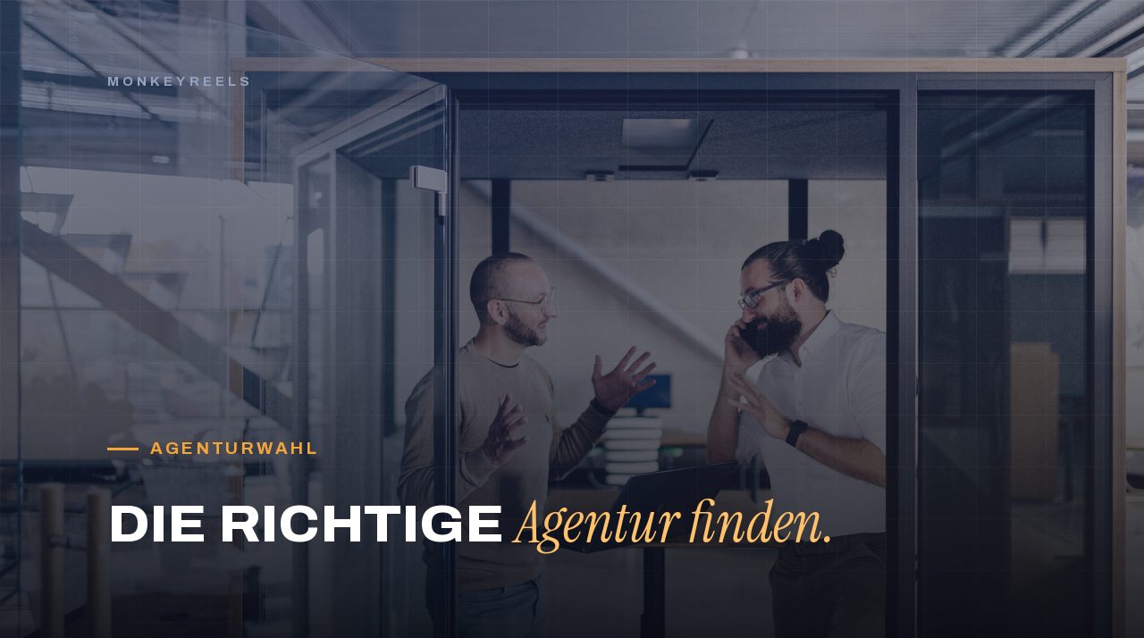Zwei Mitarbeiter von Monkeyreels im Büro: Worauf es ankommt, wenn man eine Agentur für Instagram finden will