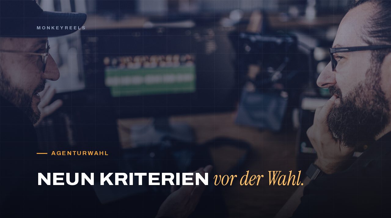Zwei Mitarbeiter von Monkeyreels besprechen an der Kameratechnik die Kriterien für die Wahl einer Reel Agentur
