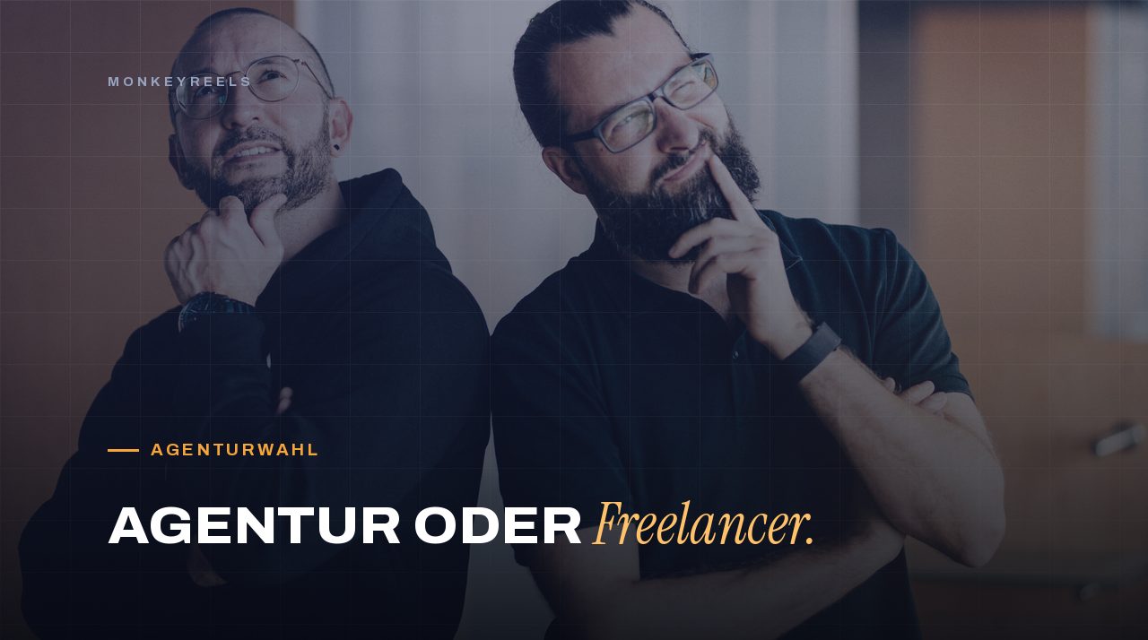 Zwei Mitarbeiter von Monkeyreels wägen ab, ob eine Reel Agentur oder ein Freelancer zum Unternehmen passt