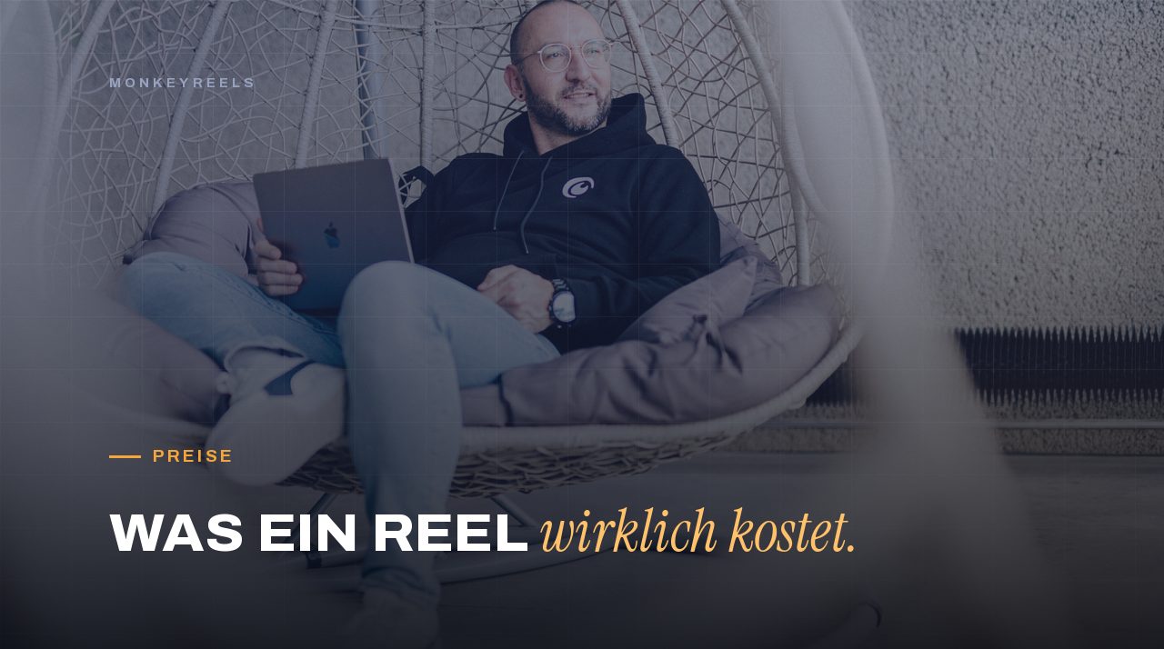 Mitarbeiter von Monkeyreels kalkuliert am Laptop, welche Preise eine Reel Agentur für ein Monatspaket aufruft